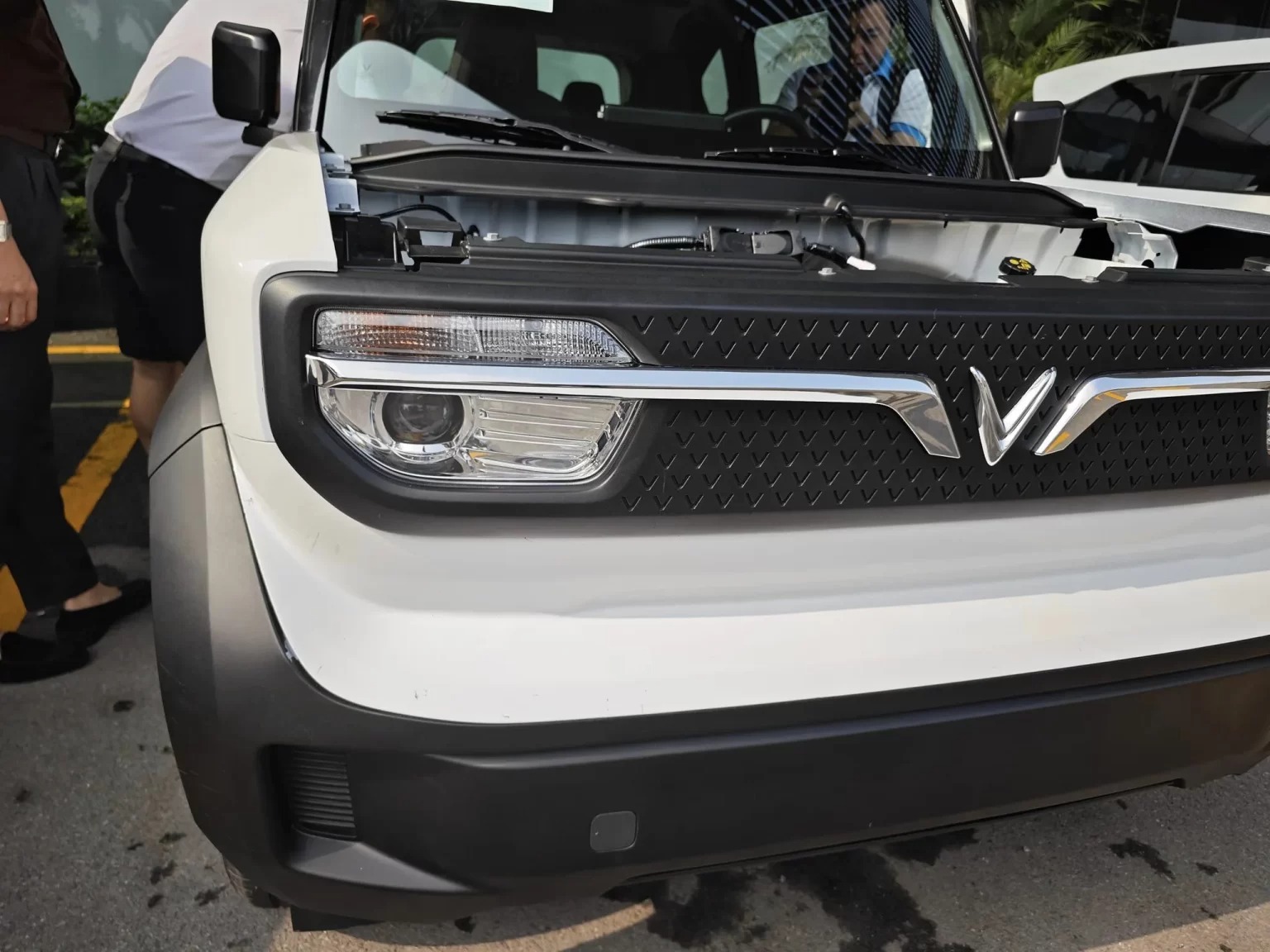 Đầu xe nổi bật với logo chữ V k&egrave;m hai thanh mạ chrome