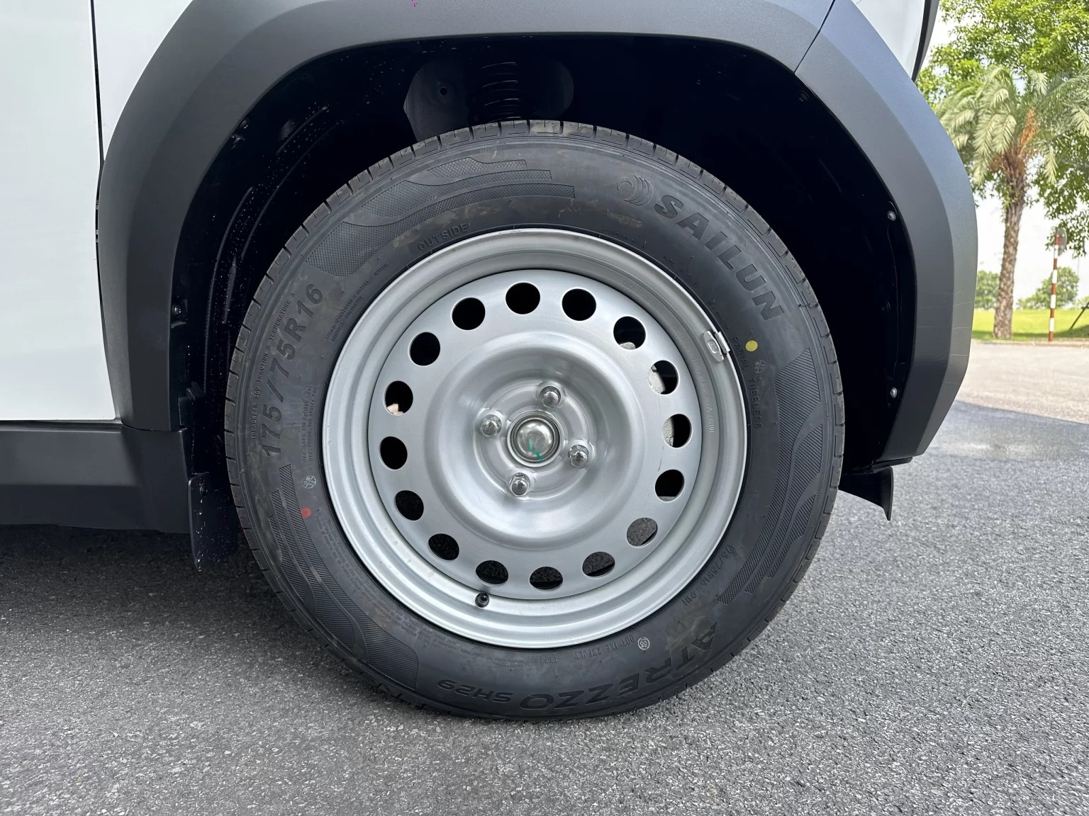 Xe sử dụng bộ m&acirc;m 16 inch đi k&egrave;m lốp k&iacute;ch thước 175/75 R16