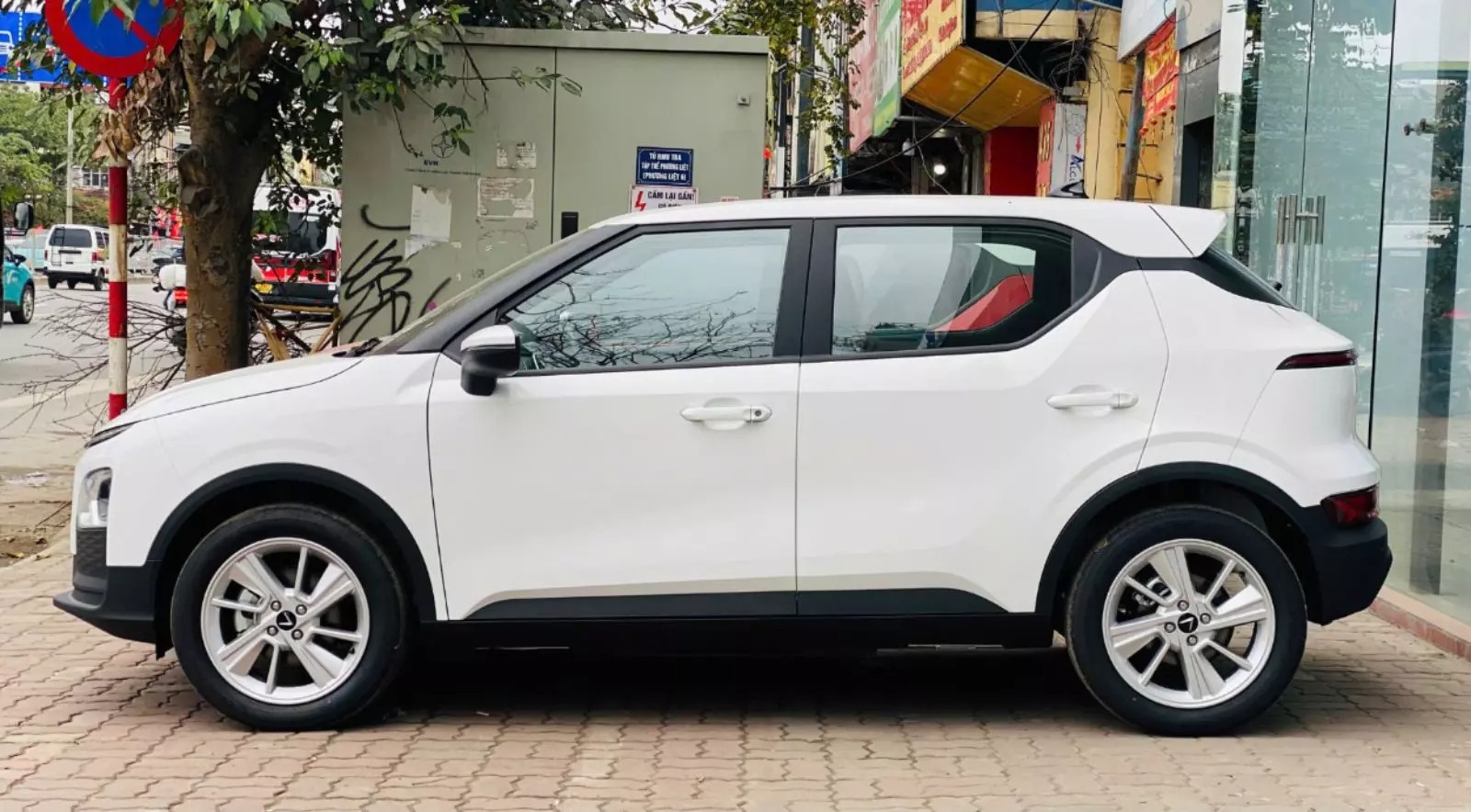 Vẻ đẹp c&aacute; t&iacute;nh, đậm chất SUV của VinFast VF 5 khi nh&igrave;n ngang.