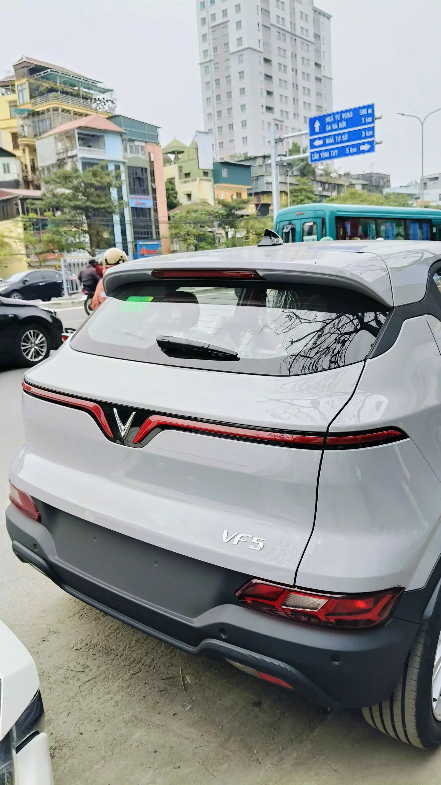 Thiết kế g&oacute;c cạnh, đậm chất SUV ở khu vực đu&ocirc;i xe VinFast VF 5.